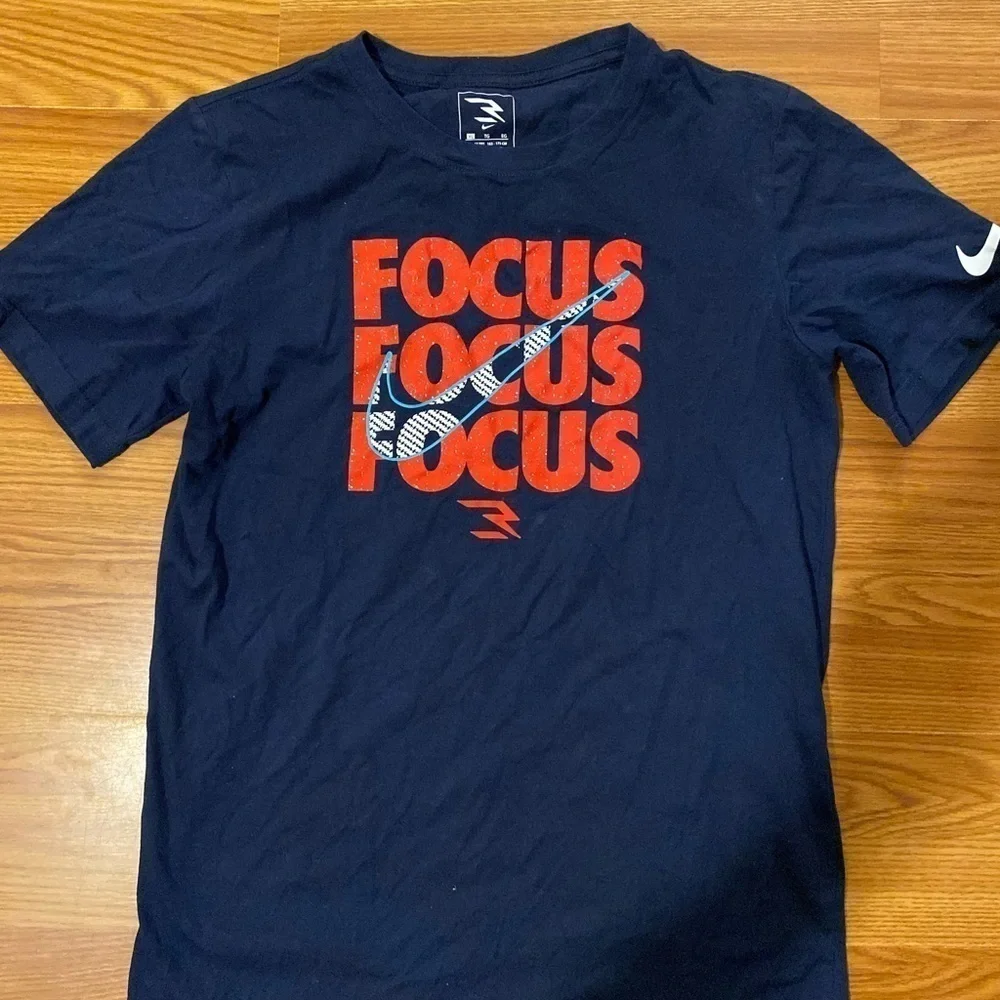 Nike Tee size XL (13-15 years) (GJ)
